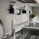 Küchenarmatur mit hohem Auslauf von Ideal Standard, ausgestattet mit einem Klinikhahn und einem modernen, schlichten Design, montiert auf einer Edelstahlarbeitsfläche.